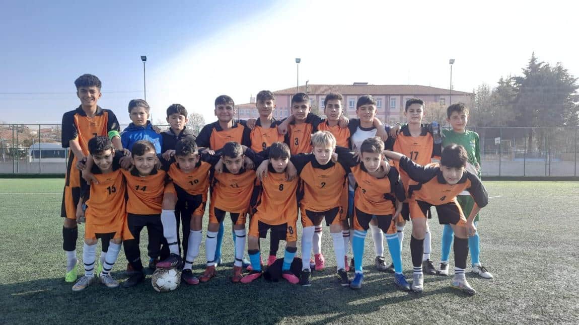 Karaman'da Futbol Heyecanı: Makbule Orman Ortaokulu İkinciliği Kaptı!